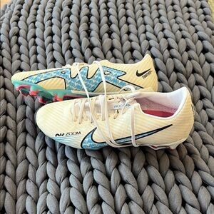 Nike Zoom Cleats in Cream and Blue